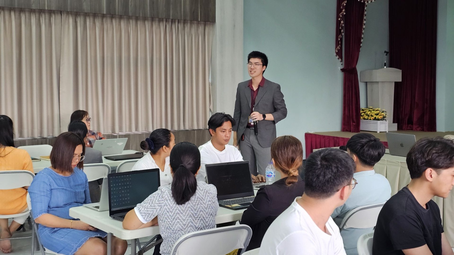 An applied AI Coaching session in progress — Michael Ananpasin teaching a cohort