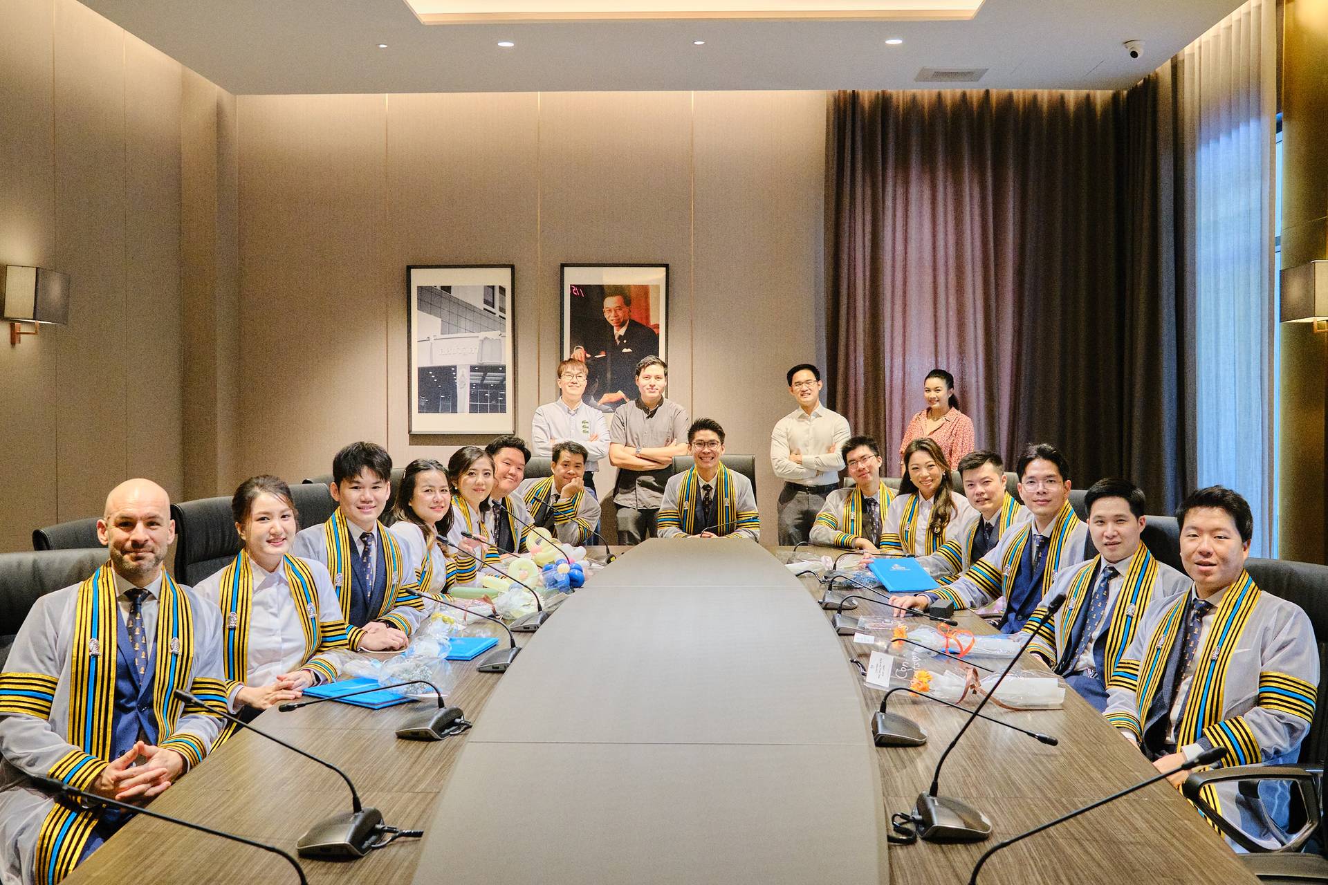 จุดที่การอบรม AI มาบรรจบกับงานที่ปรึกษา — ทีมผู้นำในห้องประชุม