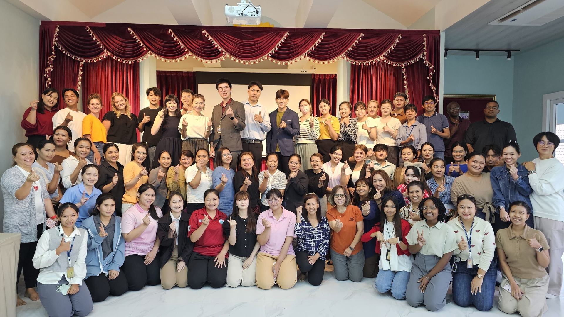 การอบรม AI ที่กำลังดำเนินอยู่ — ผู้เข้าร่วมทั้งรุ่นพร้อมผู้สอน